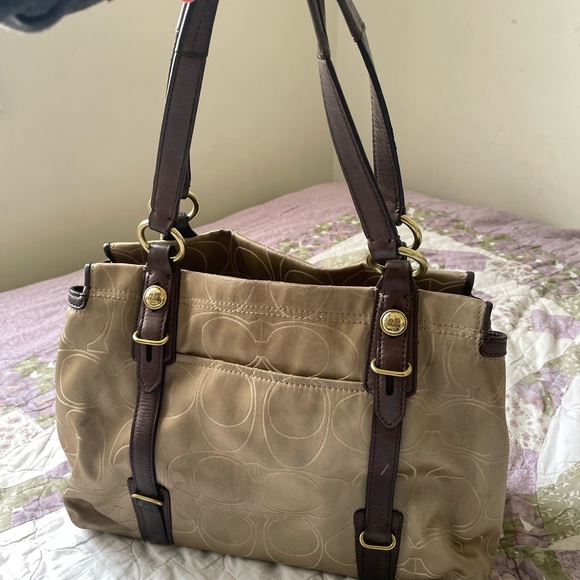 𝘊𝘰𝘢𝘤𝘩 𝘔𝘪𝘢 𝘚𝘪𝘨𝘯𝘢𝘵𝘶𝘳𝘦🧸🤎 - Picture 4 of 6